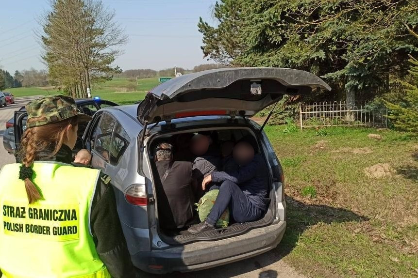 image-Ucieczka, podrobione prawo jazdy i nielegalni migranci przy granicy z Litwą - Podlaski Oddział Straży Granicznej